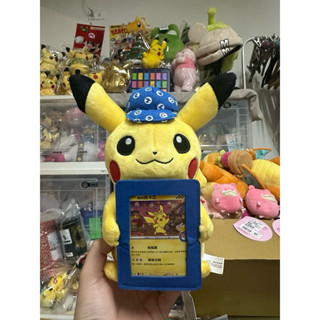 Giluyo居鹿鼬✨臺灣臺北寶可夢中心代排代購「卡牌收藏架皮卡丘娃娃」