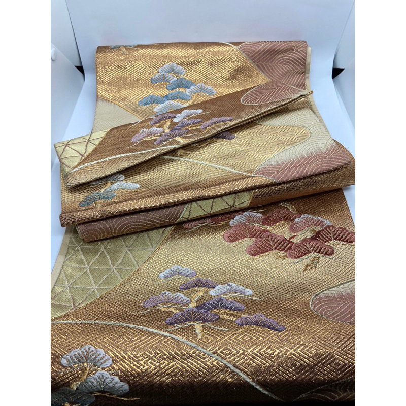 日本 京都手織 《西陣織》 淺土黃底 漸層金蔥地松滿流水磚立體繡 和服腰帶/茶席/袋帶