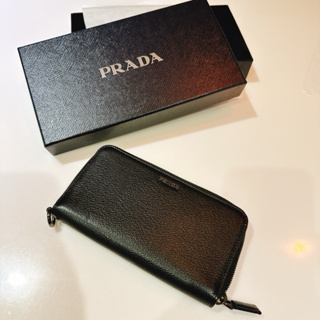 【近全新】PRADA VIT.MICRO GRAIN 鐵灰LOGO荔枝紋牛皮 6卡 拉鍊手拿長夾(黑x灰) 高雄可面交