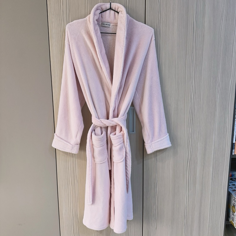 粉色長袖浴袍，毛巾布材質