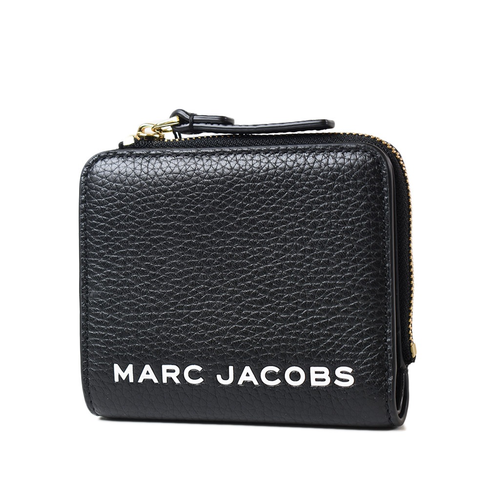 MARC JACOBS 專櫃款 白色LOGO荔枝紋對開釦式短夾-黑色 【美國正品現貨】