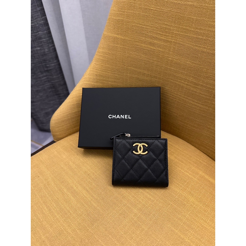 【𝐂𝐚𝐬𝐞𝐬】Chanel｜線圈扣對開拉鍊短夾 香奈兒短夾 雙C對開皮夾 髮絲紋 精品代購 歐洲代購 日本代購