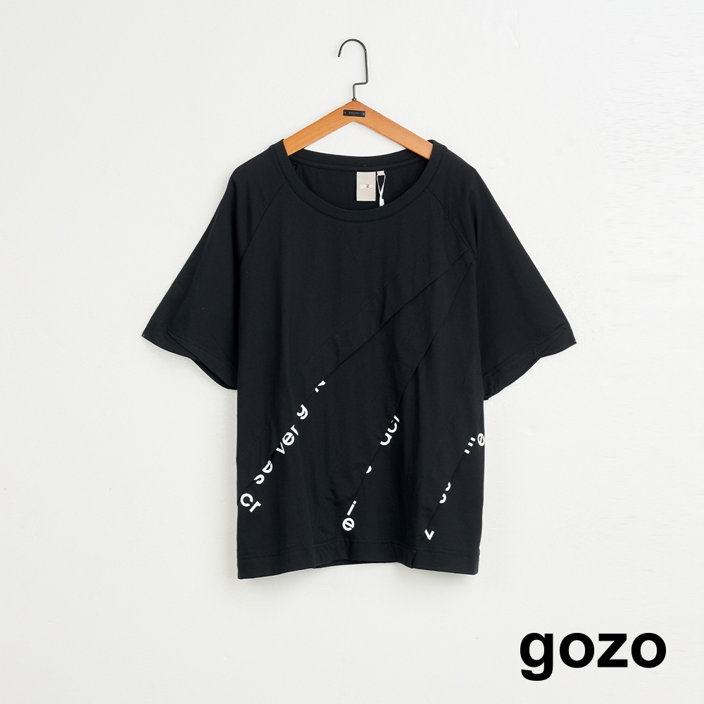 【gozo】➤英文字母躲貓貓印花T恤(黑色/白色/淺卡其_F) | 女裝 圓領 休閒