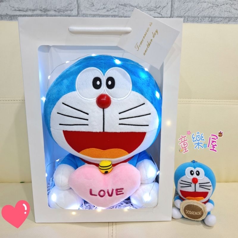 正版哆啦a夢娃娃~哆啦a夢禮物袋~小叮噹玩偶~抱愛心造型~哆啦a夢玩偶~Doraemon~哆啦a夢~玩偶~生日禮物