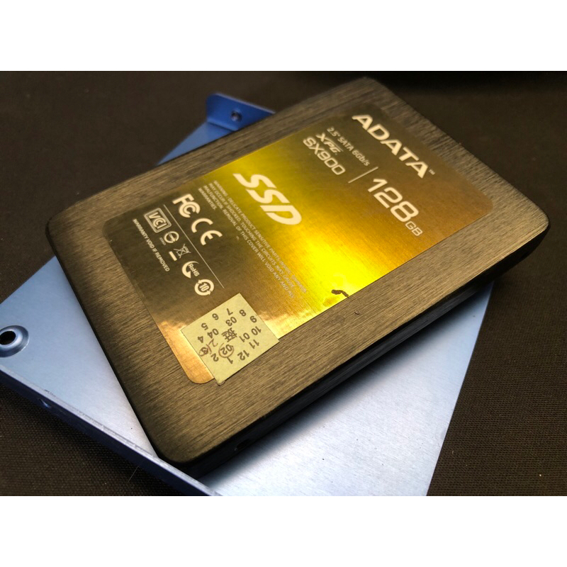 SSD，威剛，128G，固態硬碟，良好度不到100%，含轉接架，讀寫正常，附圖。