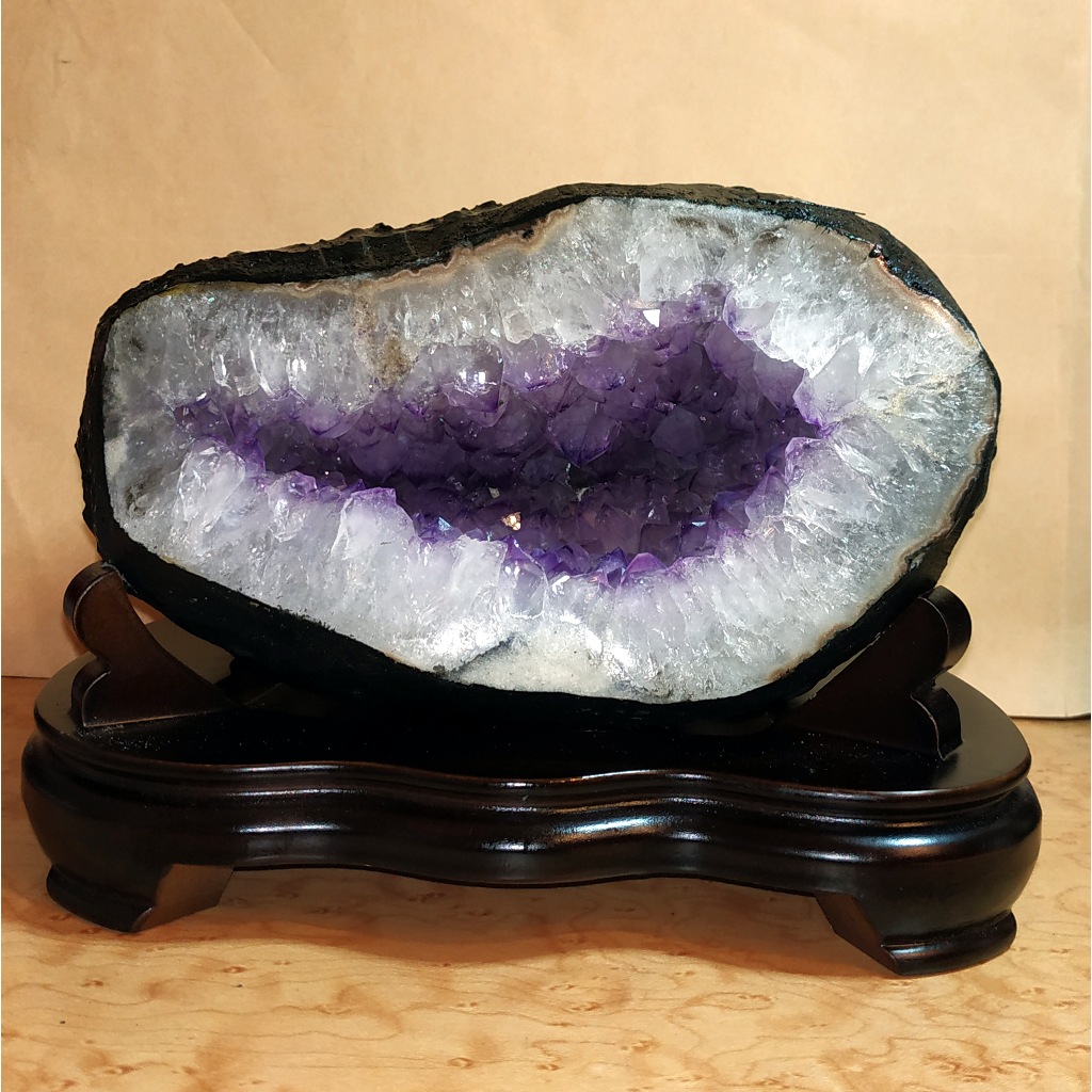 ꒰ঌ巴西精品紫水晶圓洞໒꒱· ﾟ3.7 公斤 | 艷色紫影山 | 深厚白水晶邊 | 開口笑 | 錢袋子 | 附訂製木座