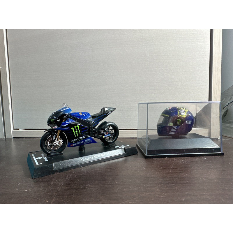 合售/7-11Moto GP 冠軍榮耀1:24 Yamaha46號 YZR-M1 AGV 安全帽模型 VALENTINO