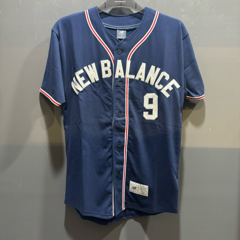 【 Hong__Store 】New Balance IU著用 棒球襯衫 IU 深藍 米白 / MT41512NNY