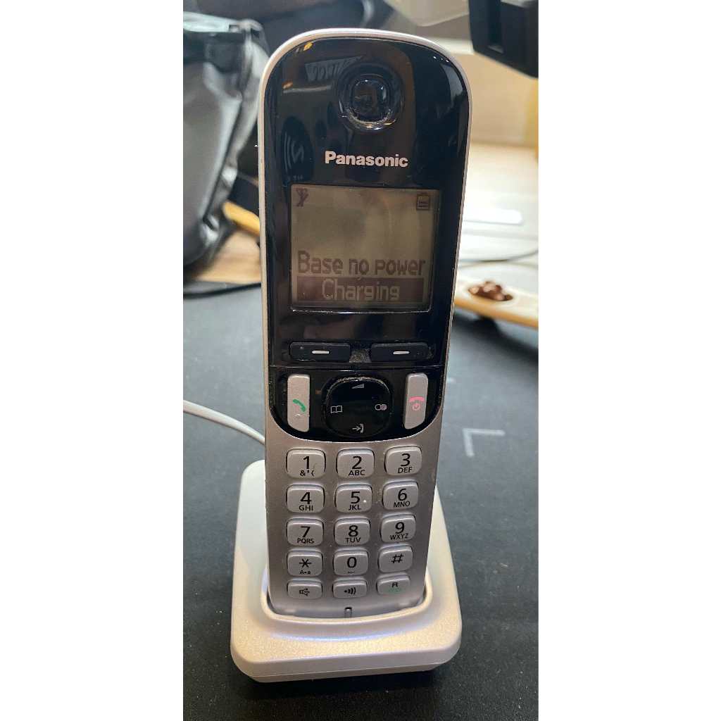 售二手 PANASONIC KX-TGCA20 TWS 無線市內電話機的子機+座充(沒有主機,當零件機賣)