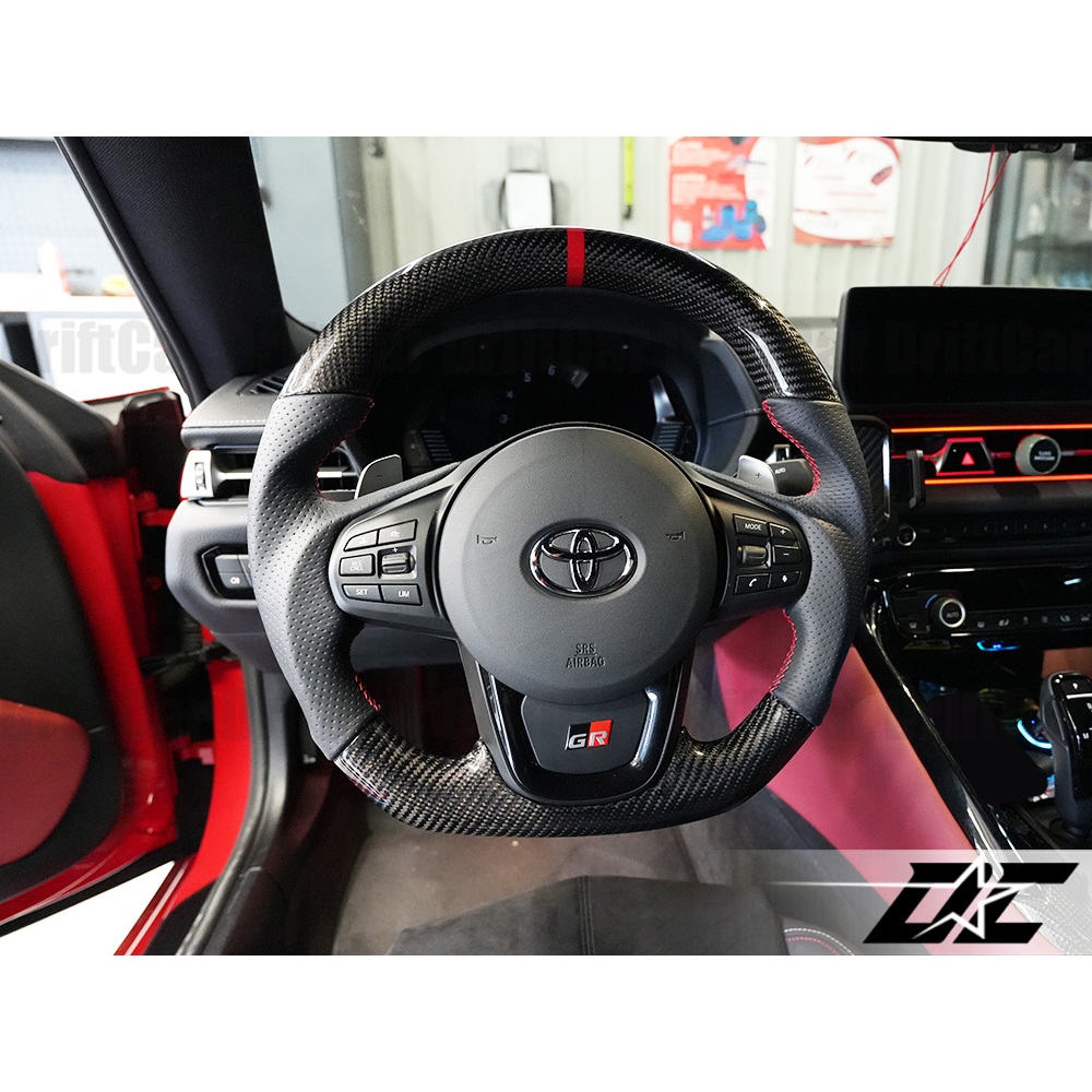 8DC Toyota A90 Supra 透氣皮 碳纖維/麂皮 方向盤 (紅綫) 實體店面 歡迎洽詢