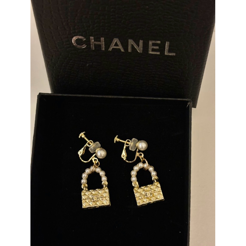 Chanel香奈兒 珍珠包包logo夾式耳環 金色｜中古鈕扣改造飾品