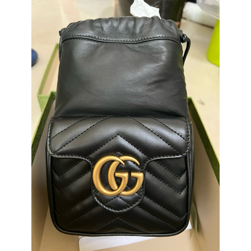 GUCCI 古馳 Marmont 真皮雙GV縫線皮革斜背水桶包(黑色/小)