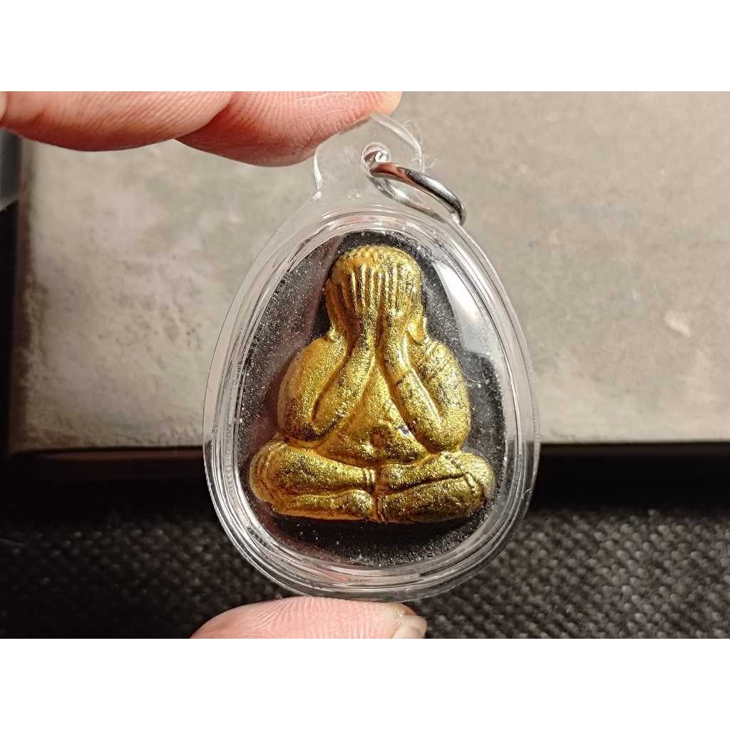 泰國佛牌~2535~僧王~帕必達一期~八十歲生日紀念~珍寶模~擁抱財富~清除債務~較稀有的白欖經灰金面~原廟盒(D)