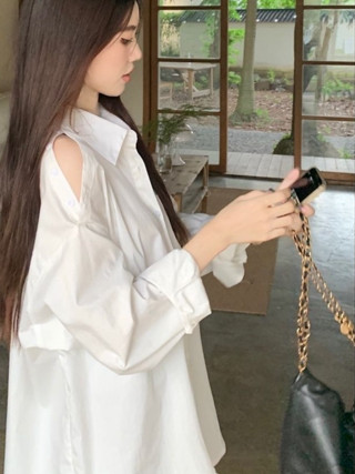 闆娘力薦🫧純欲風~紐扣可露肩長袖襯衫女 春秋季BF風寬松中長款白色開衫 ins外搭顯瘦挖肩襯衫 薄長袖上衣 韓版上衣