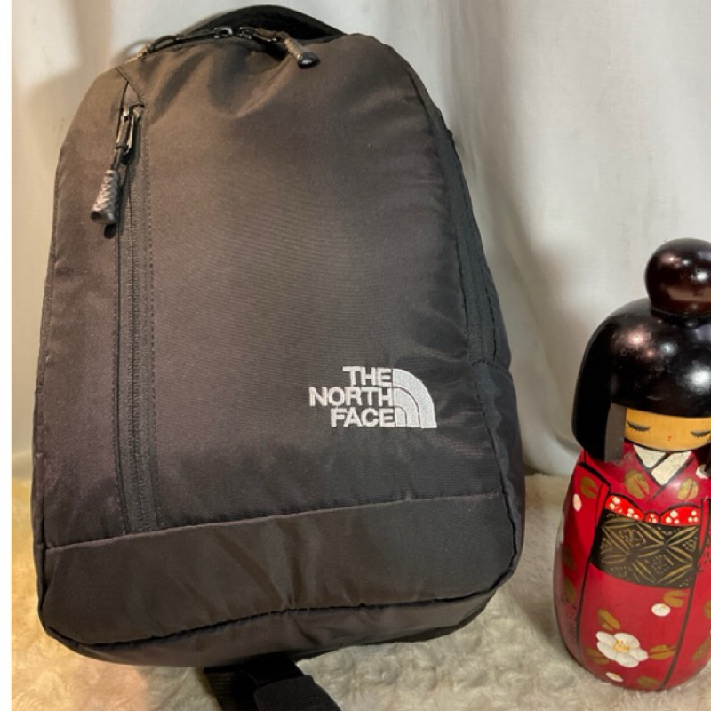品牌 THE NORTH FACE 北臉 防潑水單肩包—黑色 這款背包可以舒適地攜帶必需品具。       （68）