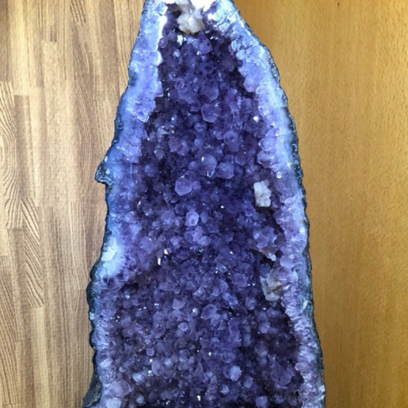 巴西頂級紫水晶洞、晶體清透閃亮✨帶鈦晶母礦及黑碧璽共生礦、帶方解石及骨幹紫水晶、漂亮綠幽瑪瑙邊、超紫紫到邊邊