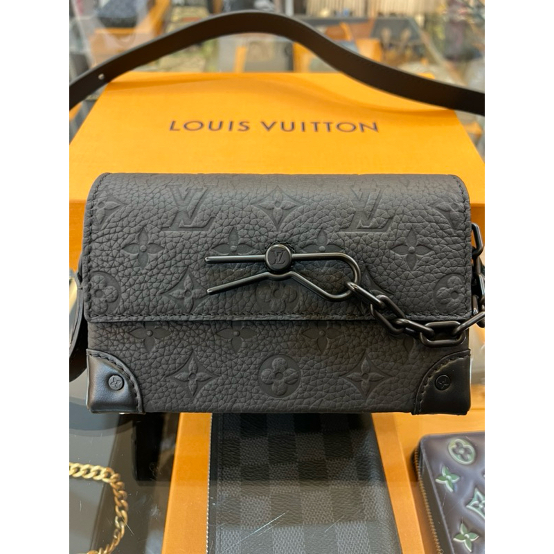 鹿晉歐美精品🦌 Louis Vuitton LV M81746 黑老花壓紋迴紋針扣側背包
