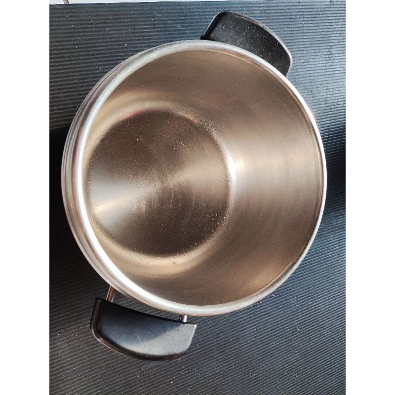 義大利樂鍋史蒂娜Lagostina 7公升鍋身，含兩側把手，內附鍋口矽膠圈，功能正常完整