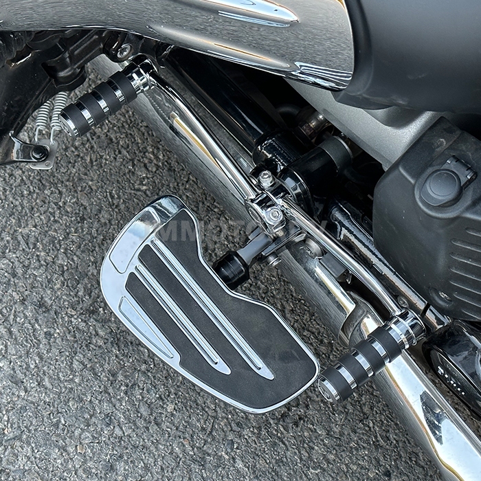 R18前腳踏加大 適用於 BMW R18改裝鋁合金腳踏板 R Series 18  R18B腳踏加大套 R18