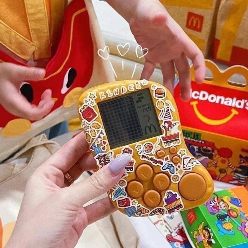洋梨日式雜貨 麥當勞雞塊造型魔術方塊遊戲機  玩具 遊戲機 主機 魔術方塊 攜帶型 樂趣 桌遊 手遊 優惠 麥當勞 收藏