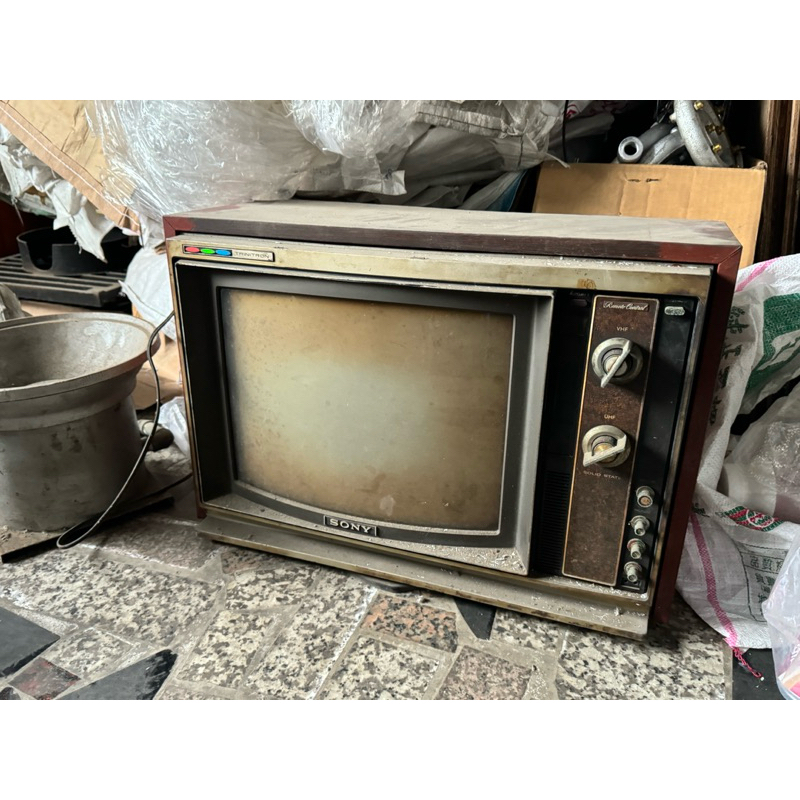 sony上一代的古董電視，價錢可談，商品在高雄，可自載