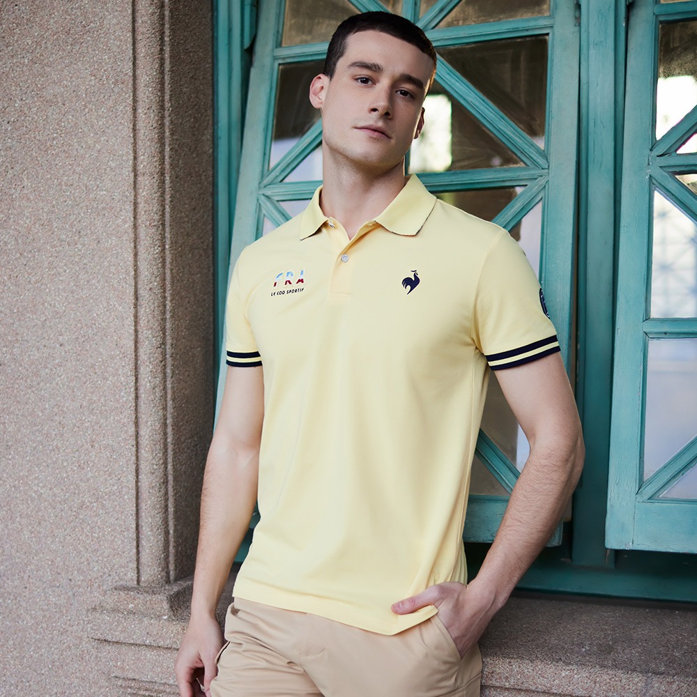 【LE COQ SPORTIF 法國公雞】男款 淡黃色 休閒經典短袖POLO衫#LWT21345