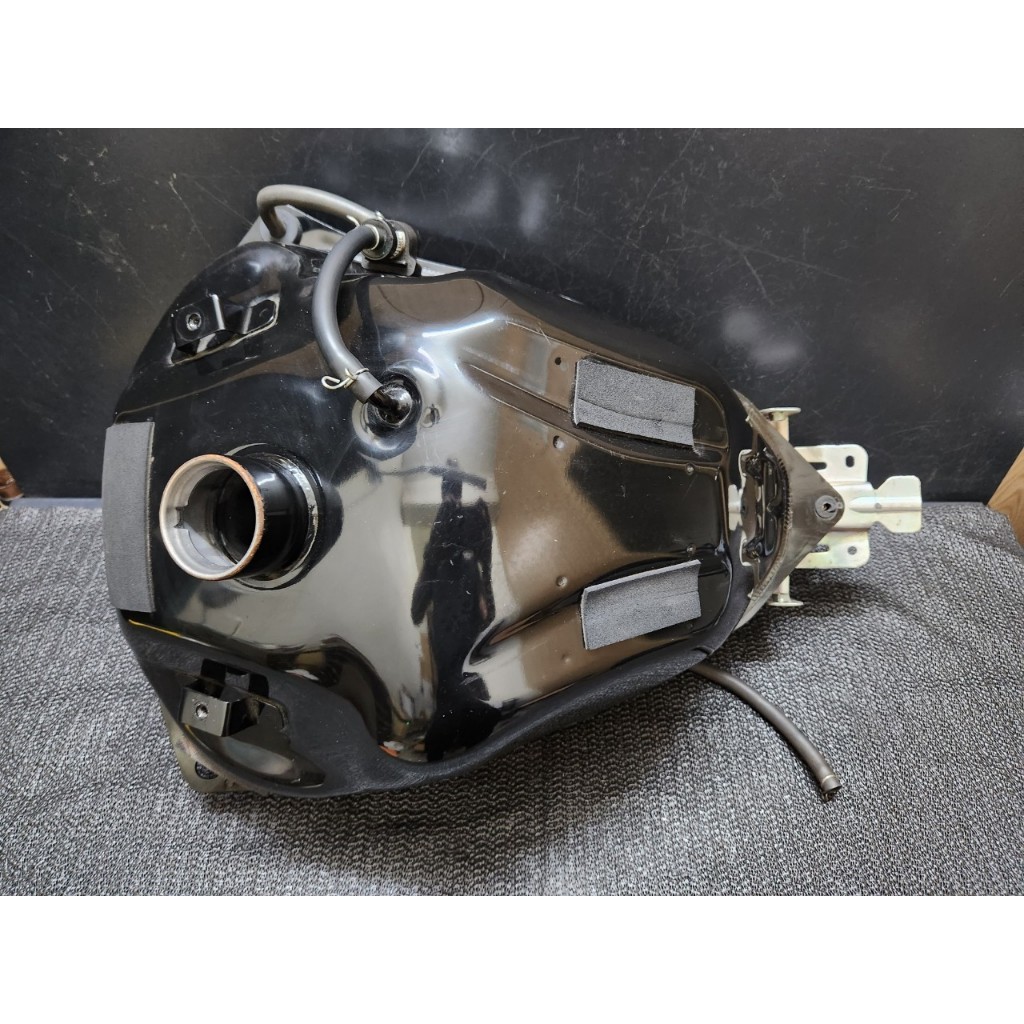FZS 150 V3 油箱 汽油箱 原廠 零件 中古 二手 殺肉 山葉 YAMAHA FZS150