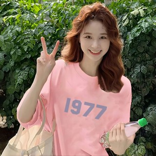 【隔日到貨】100%純棉 粗體數字1977印花圓領短袖T恤 男女上衣服素色大尺碼情侶裝OVERSIZE寬版長版下身失蹤