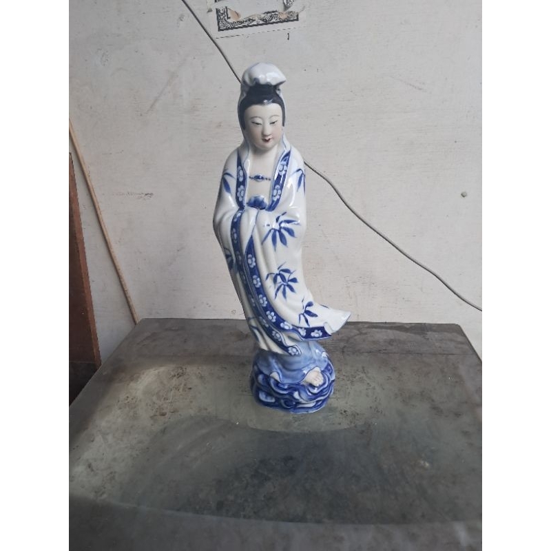 早期瓷器觀音菩薩一件，寬10cm,高35cm,厚9.5cm,非常希少