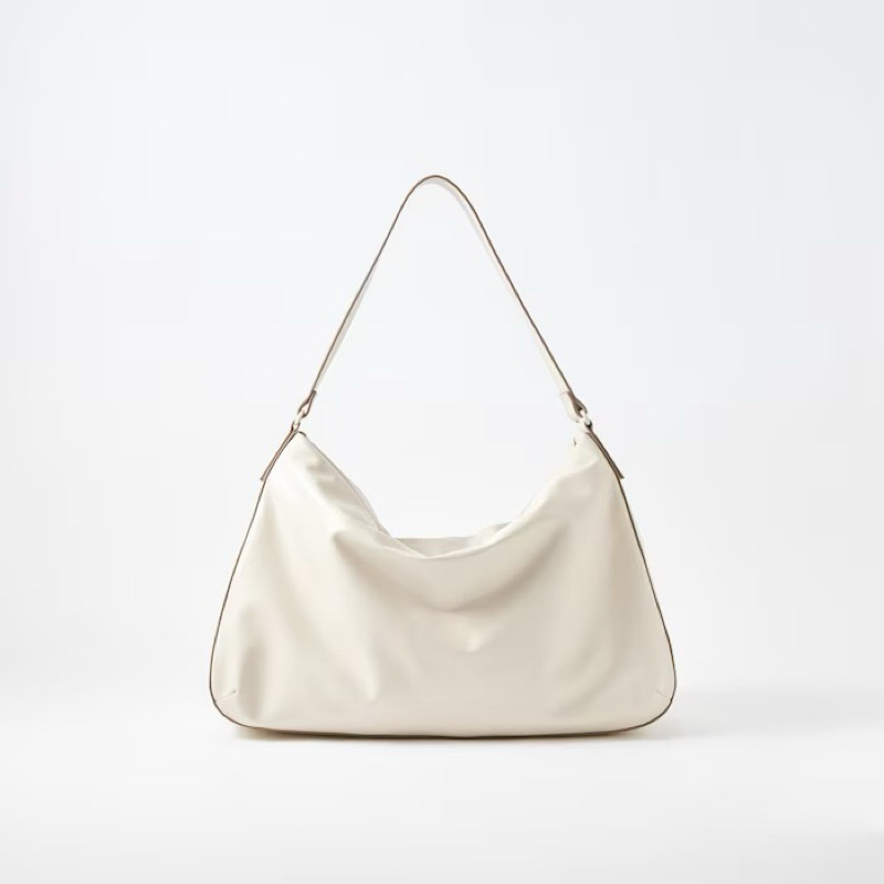 Uniqlo：C 鬆軟皮革包 皮革肩背包 澎軟肩背包 顏色OFF WHITE 二手近全新 只背一次 保存良好！