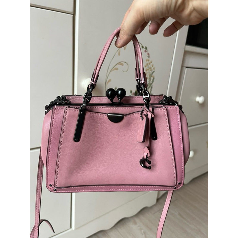 網路最低價👛近新品美國【COACH】Dreamer 21莫蘭迪粉藕色真皮手提/斜背包