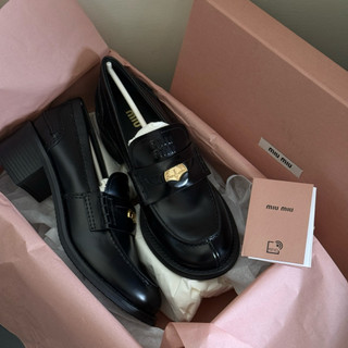 【ASCE精品代購】 到貨實拍✨Miu Miu 中跟黑色皮革金幣樂福鞋 皮鞋