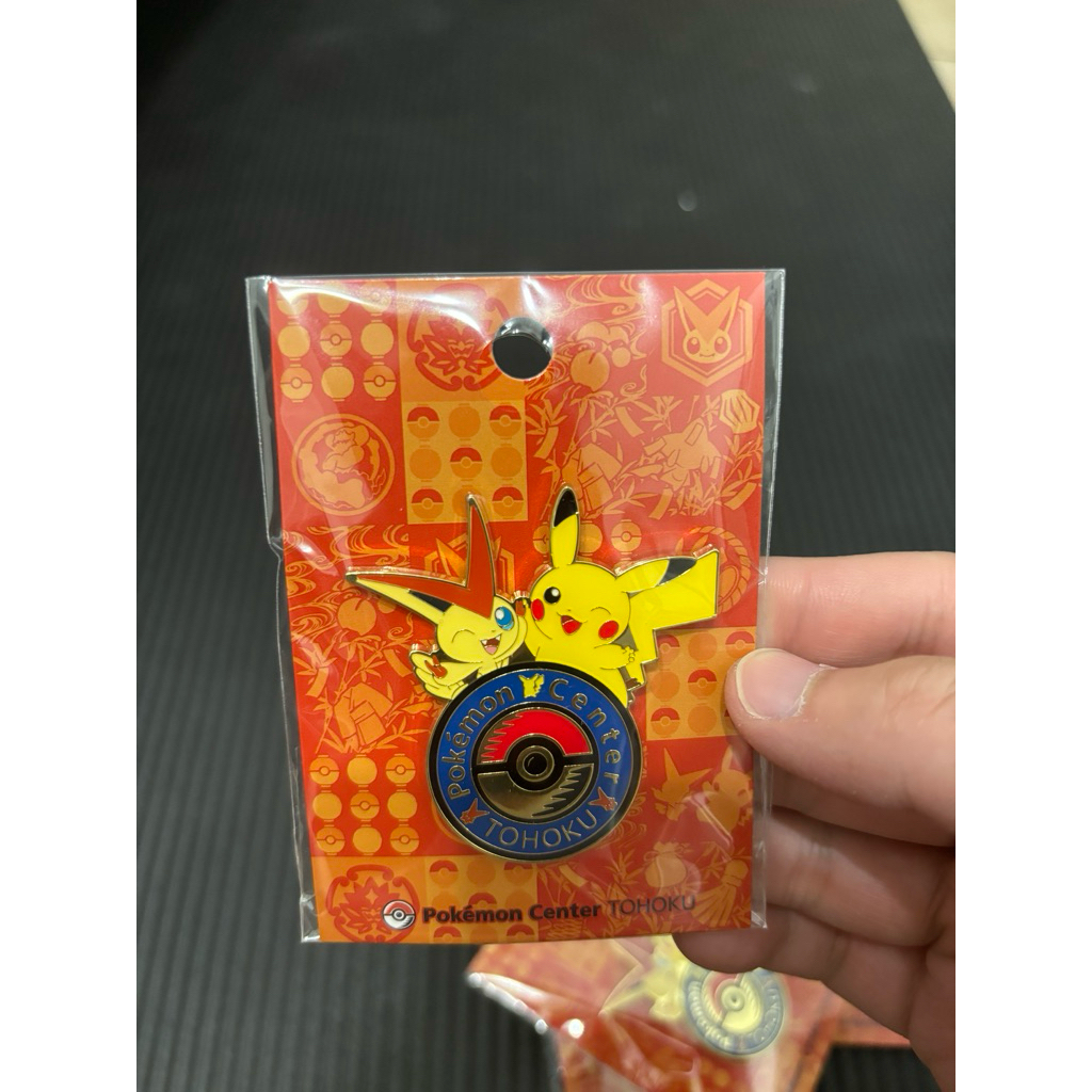 【日本寶可夢中心東北限定】皮卡丘×火稚雞 金屬徽章 Pokémon Center TOHOKU 徽章 胸針 收藏品