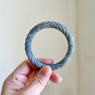 【翡世界】緬甸天然A貨翡翠手鐲｜黑烏雞｜麻花雕刻｜圈口57.1mm｜寬=厚9.2mm｜有紋｜附證書
