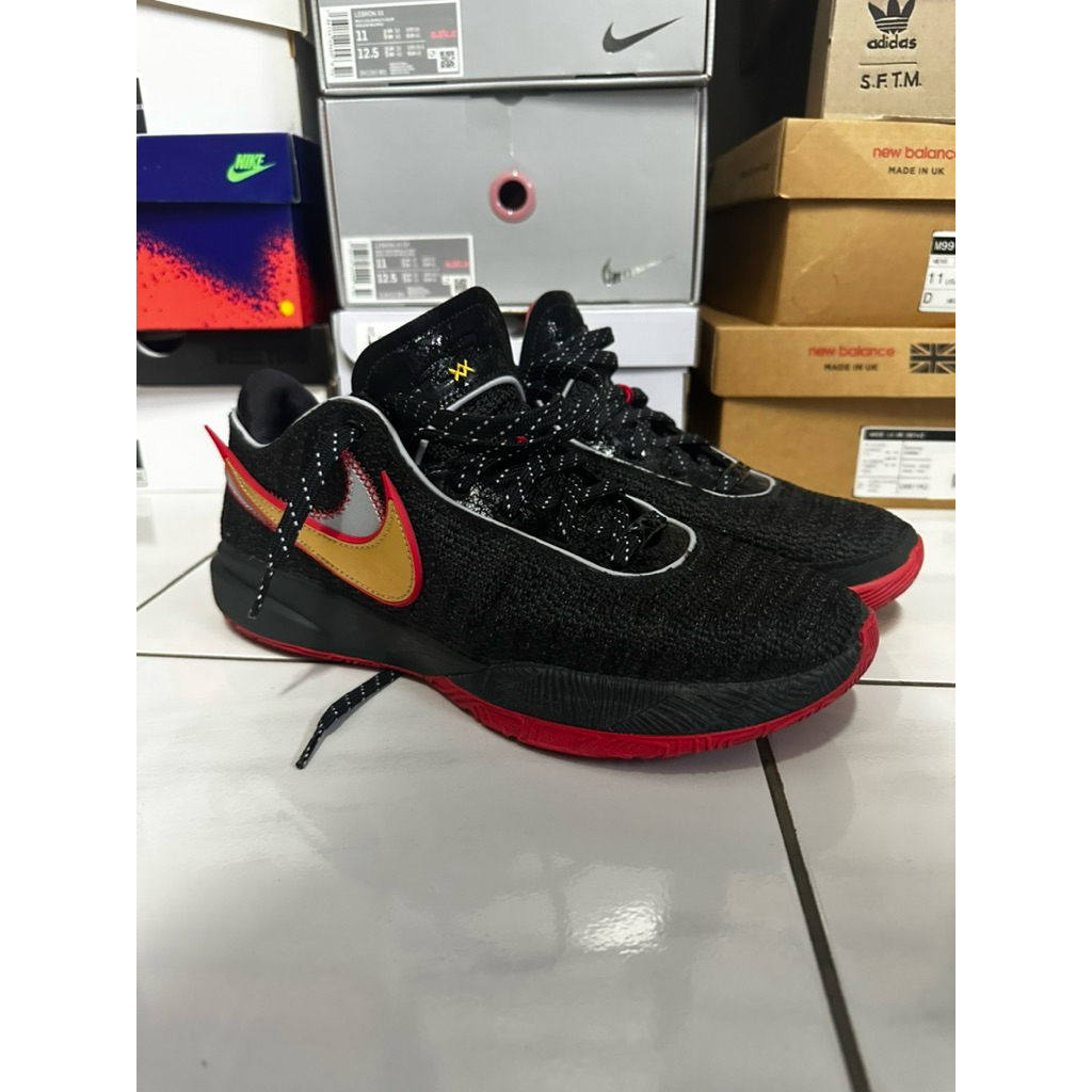 Nike LeBron 20 黑金 US11 9成新 無盒