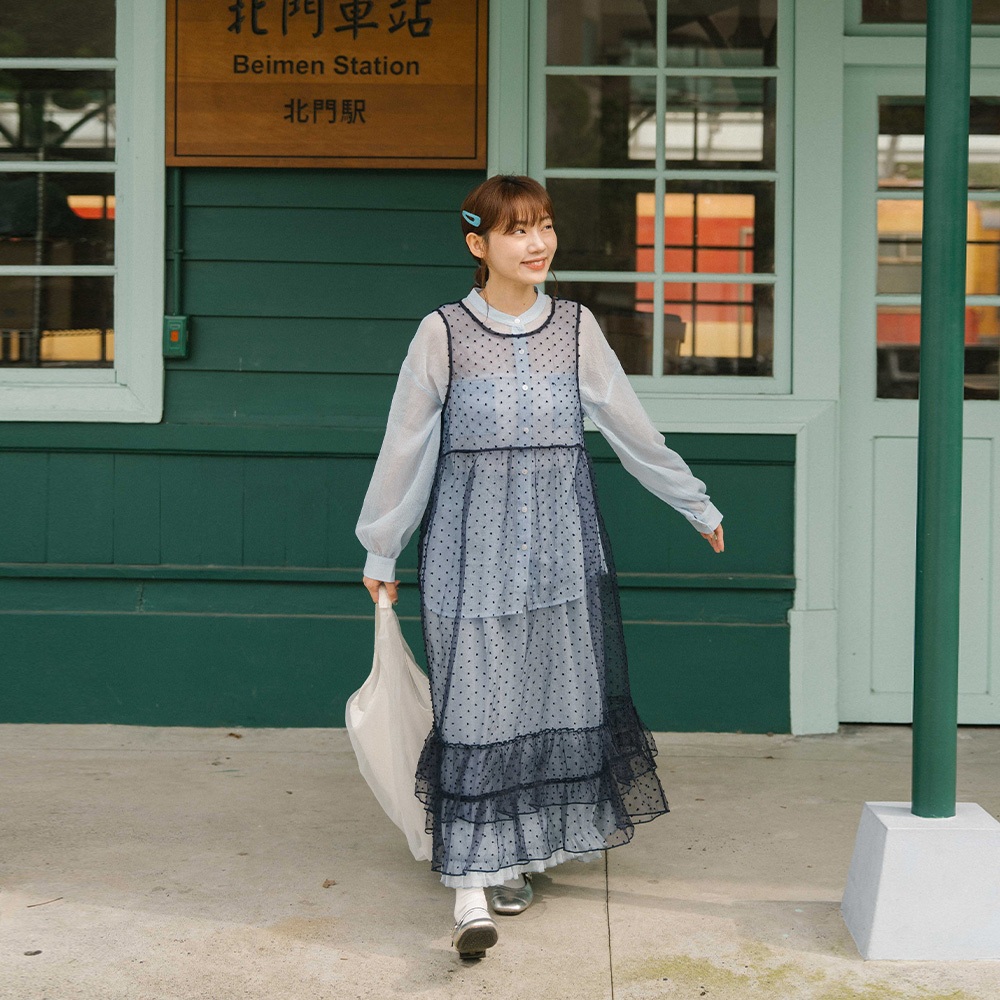 QUEENSHOP_F 女裝 立體點點蛋糕下擺透膚綁帶罩衫-深藍 現+預 【01099168】