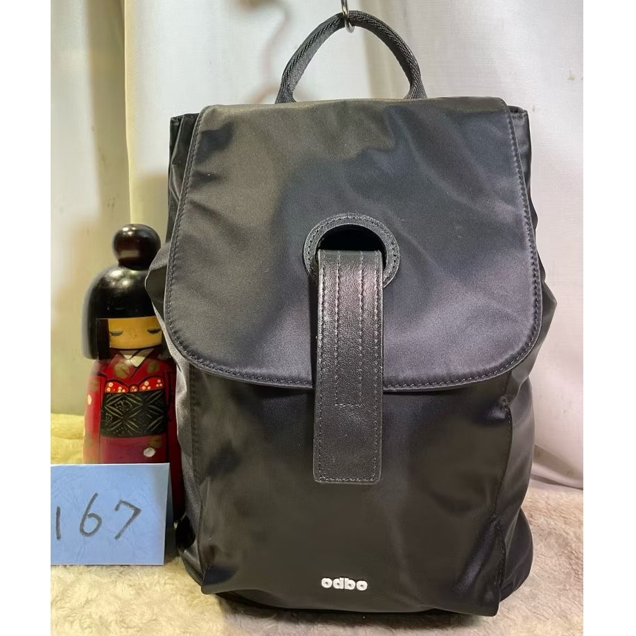 品牌 odbo Bella系列 經典磁吸上蓋 後背包- 黑色。 採用耐用防撥水尼龍、配置拉鍊袋及開口袋，攜便輕鬆出行。