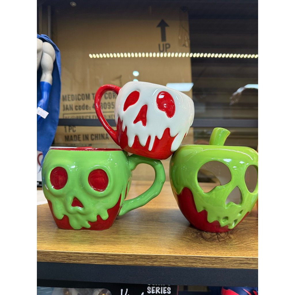 奧司玩具 毒蘋果 馬克杯 白雪公主 snow White 童話故事 毒蘋果陶瓷杯 紅綠配色 迪士尼迷的夢幻收藏品