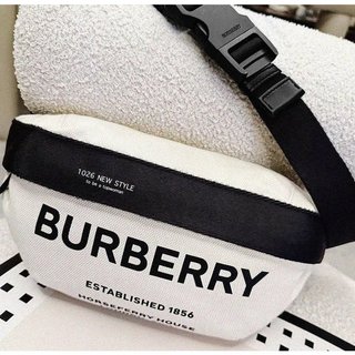 1026+BURBERRY 全新真品現貨 黑色拼米色腰包 磅數挺版帆布 大容量長方胸口包 後拉鍊暗袋 大logo拼色腰包
