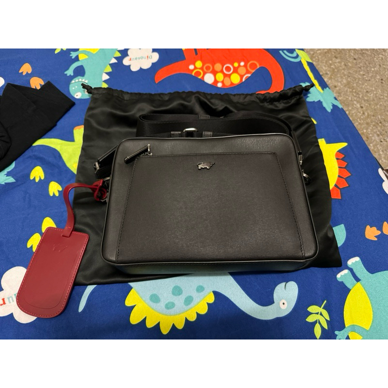 全新品便宜出清BRAUN BUFFEL德國小金牛 維克多-CNY橫式斜背包-黑色/BF567-61BK全新品