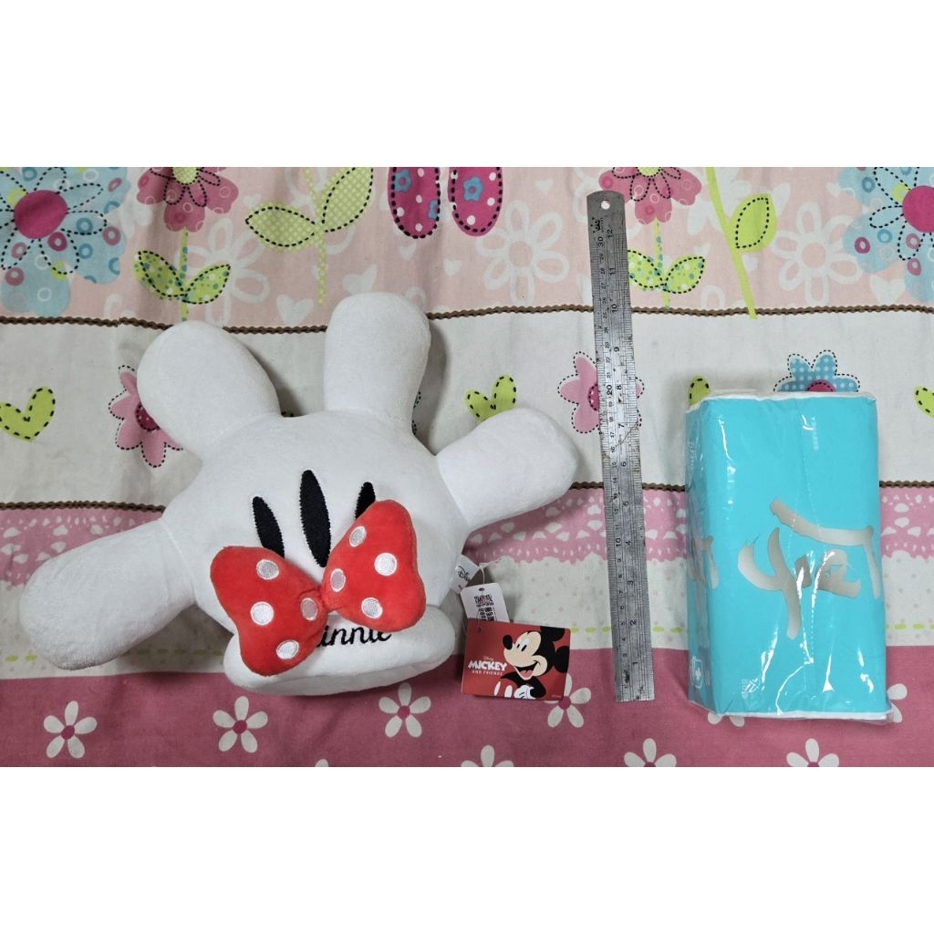 迪士尼 米妮 手套 6吋。米老鼠 側背包。絨毛娃娃 玩偶。畢業禮物 生日禮物 情人節禮物。米老鼠 趣味 可愛。迪士尼