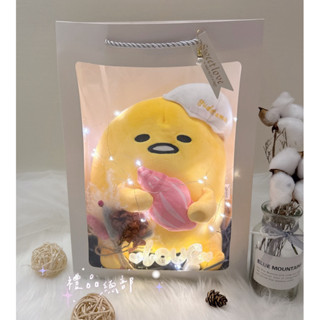 【禮品總部】現貨|實拍 蛋黃哥娃娃 正版 蛋黃哥玩偶 禮品袋 三麗鷗 gudetama 蛋黃哥抱枕 彌月禮 生日禮物