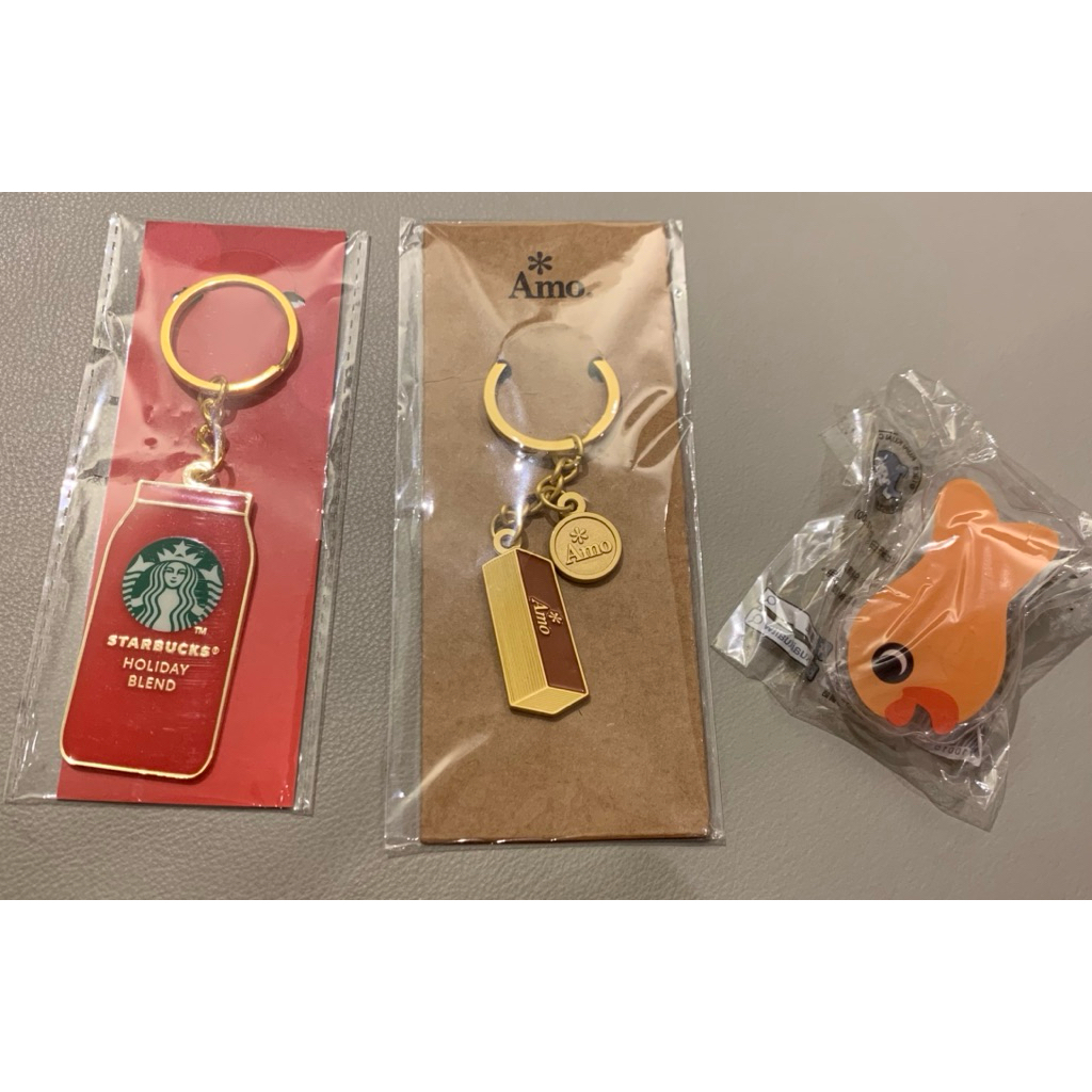 3件合售。全新，星巴克節日鑰匙圈+阿默荷蘭貴族手工蛋糕鑰匙圈+乖乖壓克力造型夾。starbucks吊飾。文具。金屬鑰匙圈