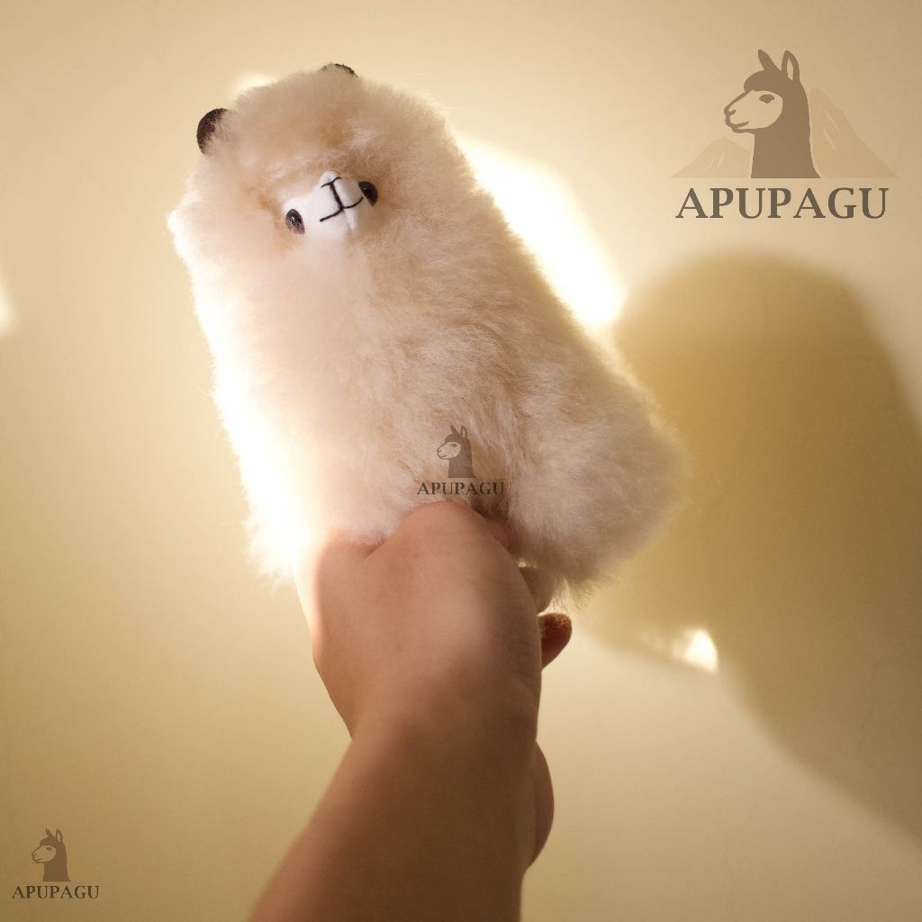 APUPAGU純羊駝毛專賣｜純羊駝毛手工羊駝娃娃（ 17cm高）　◇娃娃◆絨毛娃娃◇低過敏原◆居家擺飾◇療癒羊駝