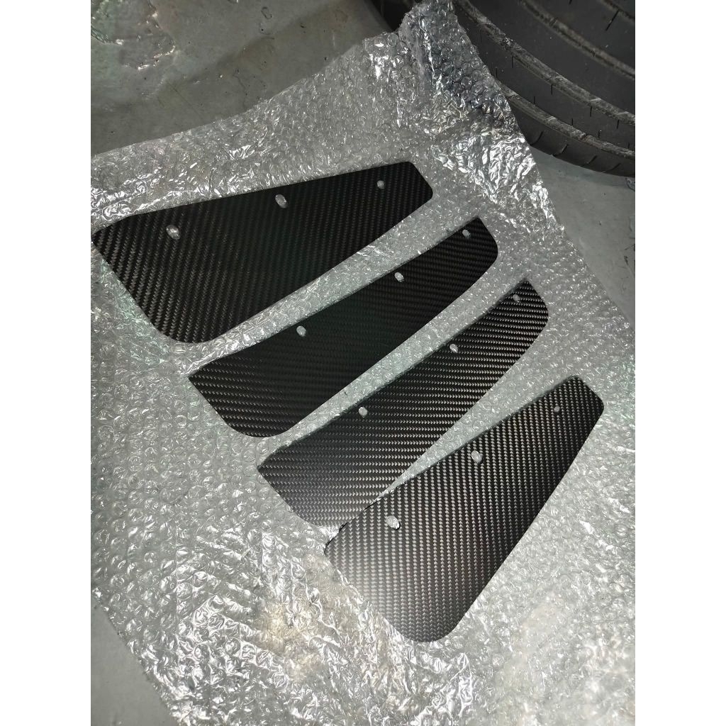 GR Yaris GEN1、GEN2 適用
Flypower 乾式碳纖維前後擋泥板前後擋泥板對應原廠型葉子板/後保桿專用