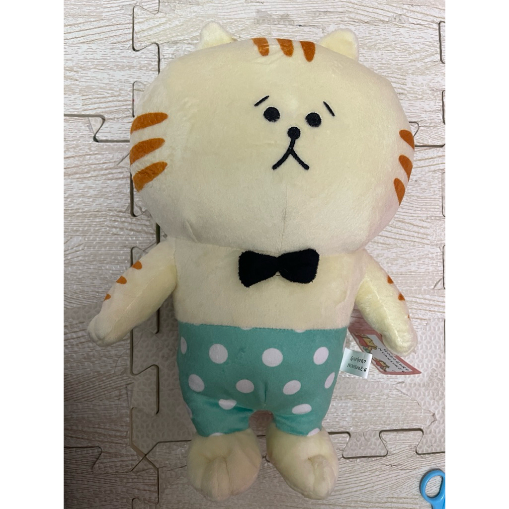 🟩臺灣現貨 😺😺懶洋洋喵之助娃娃 😺😺領結🎀 款喵之助 卡通貼圖絨毛娃娃 玩偶貓咪 禮物