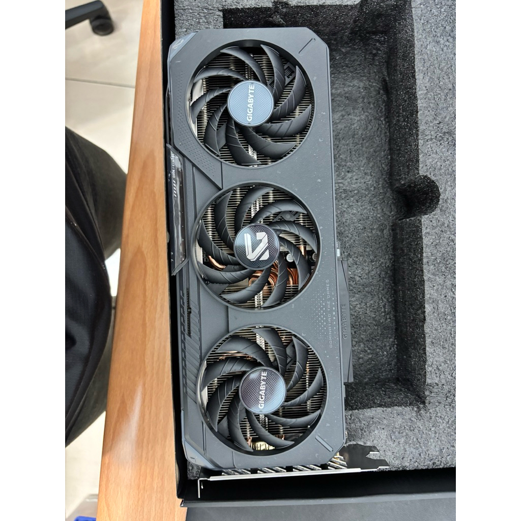 技嘉 RX9060XT  GAMING OC 16G 顯示卡 三風扇