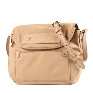 MARC JACOBS 高密度尼龍磁吸釦翻蓋馬鞍包-焦糖拿鐵色【美國正品現貨】