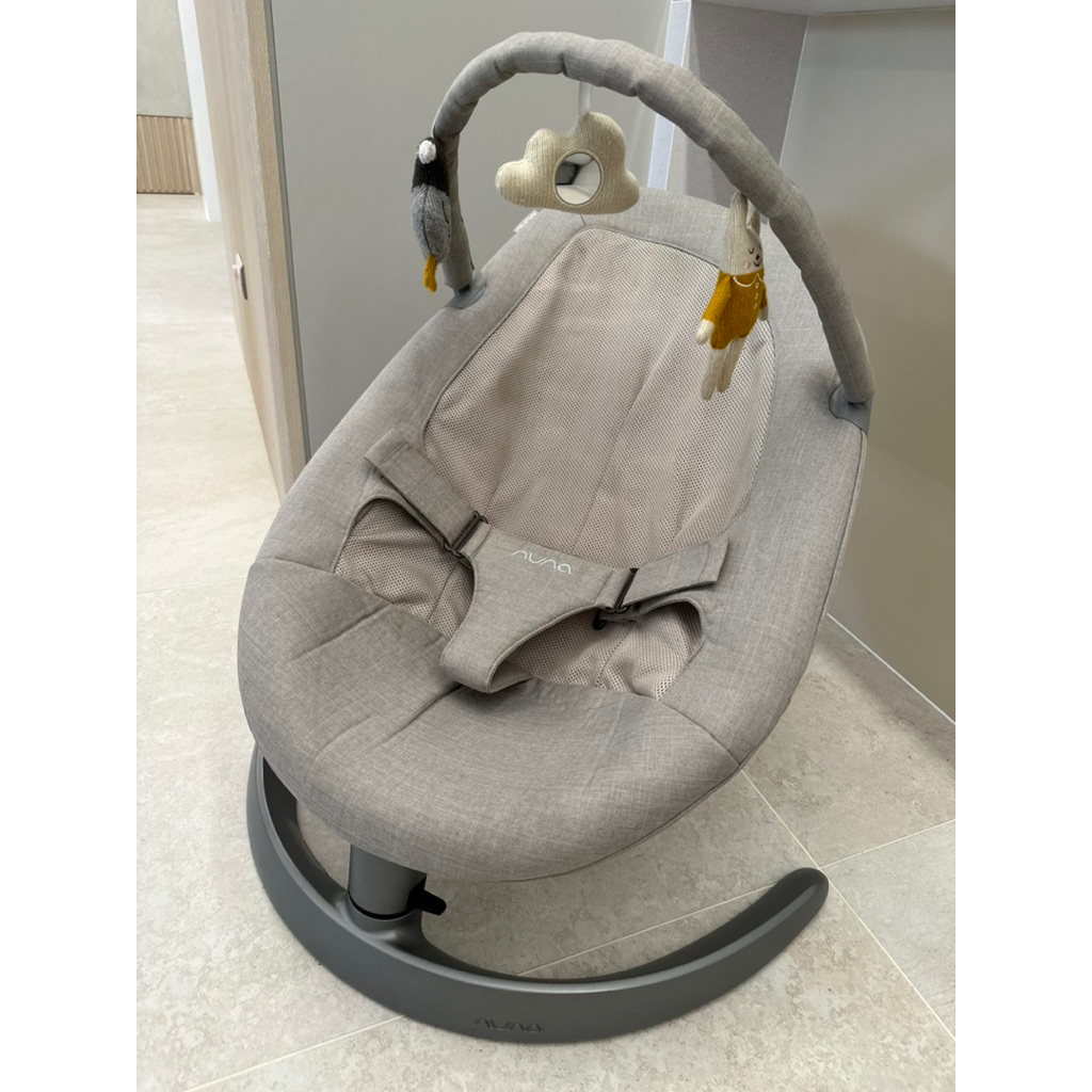 二手 NUNA leaf grow搖搖椅灰色、附玩具條、新生兒墊