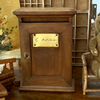 50486- 迷人法國十九世紀胡桃木信箱 French 19th century walnut mailbox